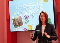 Una animada presentación a cargo de Charlotte Visser-Langerak (Viscon) en nombre de De Eerste Duurzame Generatie, que se remonta a un viaje a Costa Rica hace aproximadamente medio año en el que varios líderes hortícolas de la nueva generación se reunieron para aunar fuerzas.
