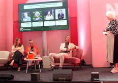 Quirine de Weerd (Lidl), Elise Wieringa (Intratuin), Ton van Mil (Royal Brinkman) y Annie van de Riet (AVAG) en un debate sobre la transición en la protección de cultivos y el papel de los minoristas en ella.