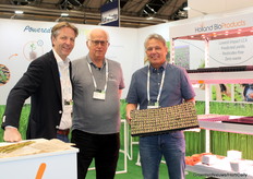 Reinout Broekers, Rob Teepen y Arjen de Haan (Holland BioProducts) presentan los sustratos de yute a cada vez más cultivadores.
