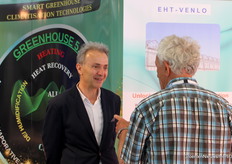 Hakki Tigli (EHT Venlo) explicando en qué trabaja su empresa a un visitante holandés interesado que reaccionaba ante el "Venlo" del nombre de la empresa.