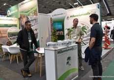 Conversaciones en el stand de (Millenniumsolis Coir)