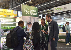 Ajetreada conversacióna en el stand de (Lettus Grow)