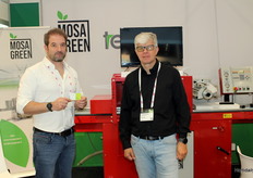 Oliver Russo y Flavio Cigalotto, de la empresa italiana Mossa Green, delante de su sembradora automática.