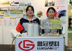 Elena Liu y Nikky Huang, de la empresa china Luguan Plastic Films, activa en la fabricación de cubiertas para invernaderos desde 1994.