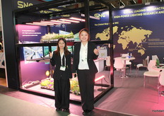 Natalie y Yoyo, en el stand de SNO