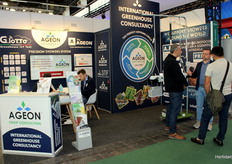 Hasta el último momento, las reuniones continuaron en el stand de la consultora internacional Ageon