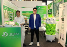 King Zhang y Yunyu Lu, en el stand de Zhongshan Jiadi Technology