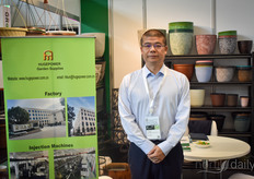 Kun Huang (Ningbo Hugepower) disponía de diferentes macetas para flores.