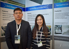 Feng Han, Sophia Cai (Shandong Lianhong Plastic) con su nueva cubierta de suelo en la feria