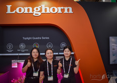Yan Li, Jingfang Xu, Jingxia Zhu (Longhorn China) con su nueva serie Toplight Quadra en la feria.