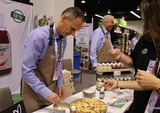 Soren Hansen, Northern Greens de Dinamarca, haciendo una degustación, para un visitante.