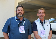 Abe Wiebe, de Universal Fabricating y Ton Versteeg, de Horti Systems Services