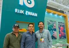 Alfredo Noriega muestra las variedades de Rijk Zwaan a los visitantes