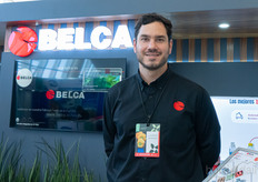 Alonso Muñoz, Belca, invita a los visitantes a su fábrica
