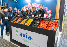 El equipo internacional de Axia Vegetable Seeds muestra sus coloridas variedades de tomate