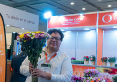 Benjamin Leal, de la Embajada de los Países Bajos, en el stand de Dummen.