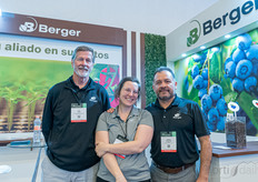 Vic Swann, Paulina Portal y Harold Sagastume, de Berger, muestran sus opciones de sustrato para ayudar a los productores a prosperar