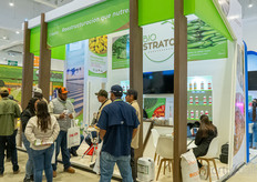 Atareado stand de BioStrato.