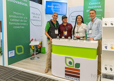 Equipo de Fertichem y visitantes.