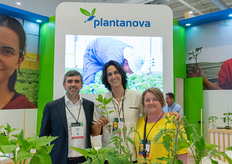 Gonzalo Fonseca, Alexei Rico y Tiia Kujampaa, en el stand de Plantanova.