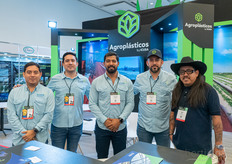 Equipo de ICUSA Agroplásticos y visitante.