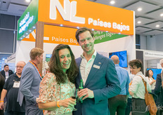 Kim Schottrop y Job Knook, de Greentech, en el cóctel holandés,