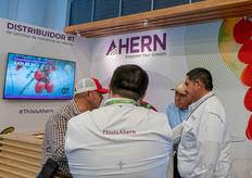 Reuniones en el stand de Ahern.