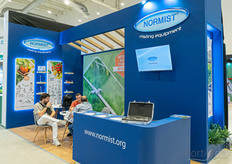 Reuniones en el stand de Normist.