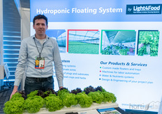Niels Jacobs muestra el sistema hidropónico flotante desarrollado por Light4Food.