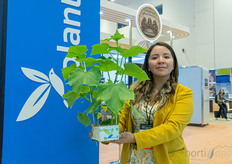Sandra Pineda, con una planta de pepino que hizo en Plantanova.