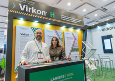 Sergio Cáceres y Montserrat Ávalos, de Lanxess, muestran los productos Virkon H