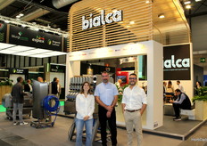 Alejandra Alcover, Kevin Hutton, de Newtec, y Francisco Gutiérrez, en el stand de Bialca