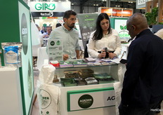 Darío Rodríguez y Molk Barred, en el stand de Agriser