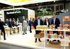 Adrián Torreiro, Joana Gonçalves y Curro Rey, en el stand de International Paper y DS Smith