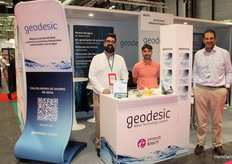 En el stand de Geodesic, José Enrique Ayala, Sergio Valencia y Adolfo Rodríguez