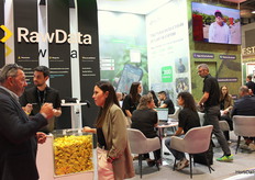 Reuniones en el stand de RawData