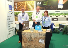 Jonathan Brough, Heidi Hathaway y Tony Peloe, en el stand de Delta-T Devices
