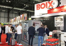 Un grupo de interesados prestando atención a las propuestas de Boix