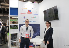 Álvaro Larrotiz y Julia Marsileau, en el stand de Armando Álvarez