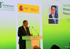 El ministro de Agricultura Luis Planas defendió que la sanidad vegetal es un pilar esencial para la competitividad de las explotaciones agrarias “en un mundo bajo la presión del cambio climático, que altera la frecuencia de plagas y enfermedades”