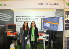 En el stand de Microgaia, especializada en la detección de microorganismos por PCR en tiempo real, Anais de Gea y Ana Belén López