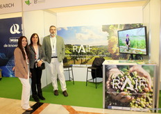 La Red de Alerta e Información Fitosanitaria de Andalucía, RAIF, también estuvo presente en la zona expositora. En la foto M.ª del mar Montero, M.ª Carmen González y Joaquín Castillo