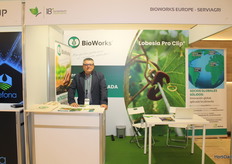 Manuel Murga, de Biowowrk. En el simposio, Biowork presentó sus nuevos clips biodegradables difusor de hormonas de confusión sexual para la Lobesia, y adelantó su próximo lanzamiento: clips biodegradables de confusión sexual para la Tuta absoluta