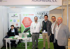 Agrofresas también participó como expositor, poniendo especial acento en Vesta, su nuevo bioestimulante formulado con más de 5000 microorganismo. En la foto Diego Abadía, Juan Pérez, Antonio Curado y Francisco Rivero