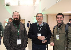 Humberto Menayo, investigador en herbicidas de UPL, el Catedrático Emérito de la Universidad de Córdoba Antonio Trapero, y el investigador en bioestimulantes de UPL Antonio Mulero