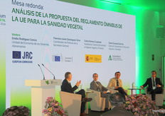 Uno de los momentos más interesantes de la primera jornada fue la mesa redonda que analizó la propuesta del Reglamento Ómnibus de la UE para la sanidad vegetal, y que contó con representantes de la Comisión Europea, del Gobierno y de la Junta de Andalucía