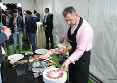 En la fiesta no podía faltar otro de los productos insignia de la provincia de Huelva, junto a las berries: por supuesto, el jamón serrano