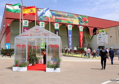 A las puertas del Parque Natural de Cabo de Gata – por cierto, escenario natural donde se rodaron películas míticas como El Bueno, el Feo y el Malo, Conan el Bárbaro o Indiana Jones y la última Cruzada —, se celebró del 22 al 24 de abril la 17.ª edición de ExpoLevante Níjar. El invernadero de “La casa de las frutas y hortalizas” daba la bienvenida a la feria