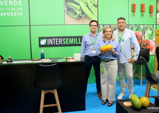 Paco González, director comercial de Intersemillas, María Gómez y Félix Vega, responsable de desarrollo. María tiene en sus manos el producto del momento para la compañía: la papaya