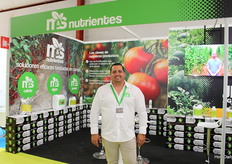 En el stand de N&S Nutrientes, Cecilio Fernández